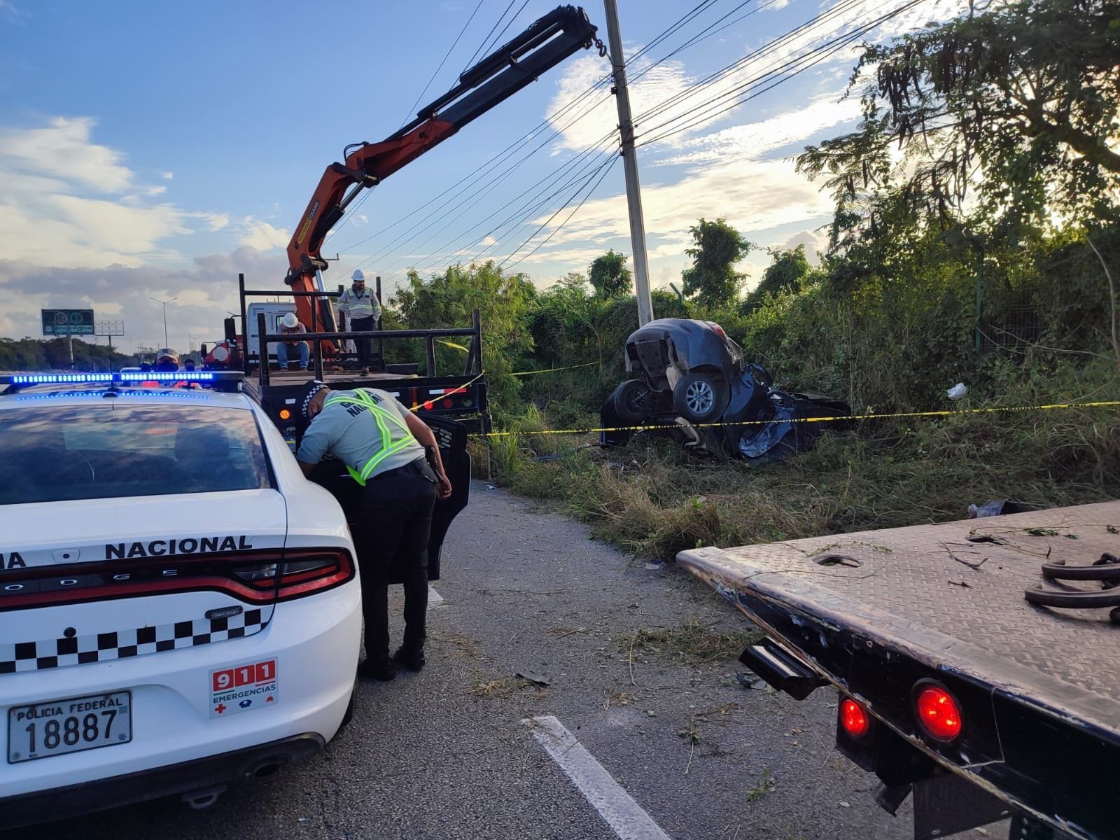 Conductor fallece al chocar contra un poste en la carretera Tulum-Playa del Carmen