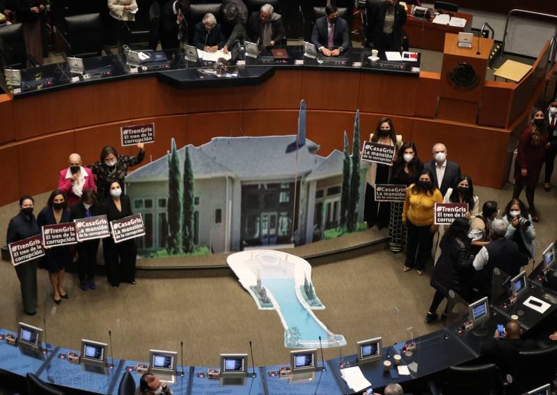 PAN usa réplica de casa del hijo de AMLO para cuestionar tráfico de influencias