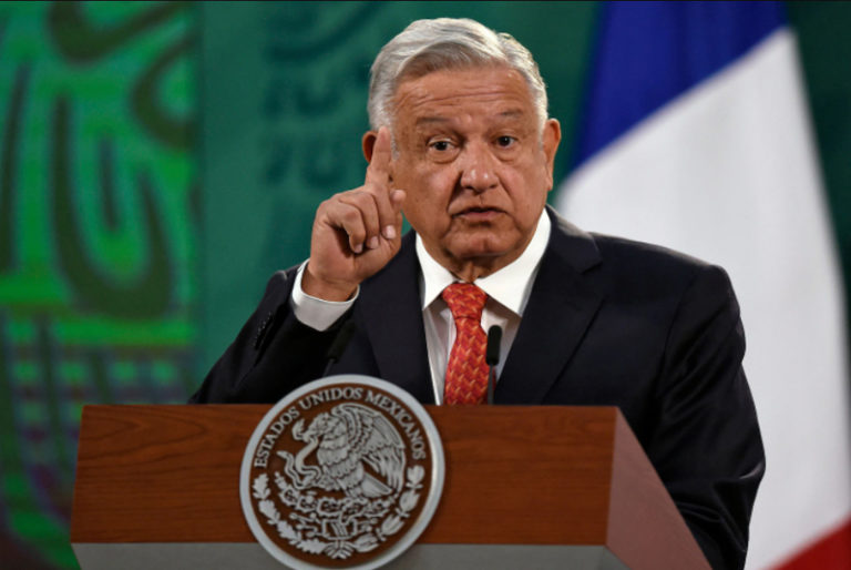 AMLO señala de “rateros” a  empresarios de la Riviera Maya