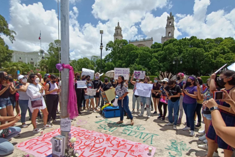 Mujeres se manifiestan en Mérida por las víctimas de feminicidio en el país