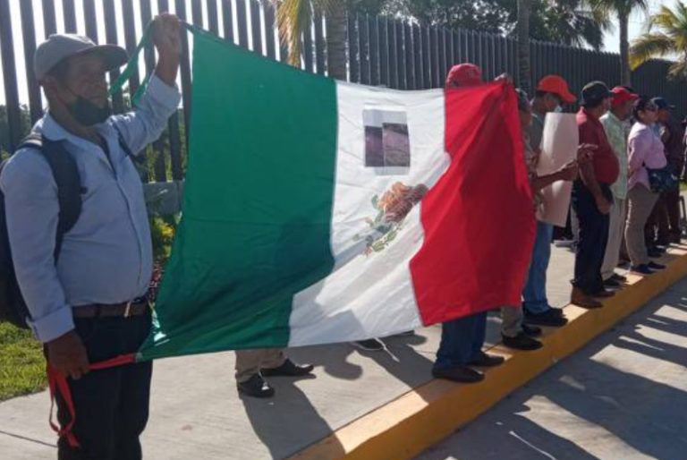 Maestros y pobladores protestan afuera de la refinería de Dos Bocas en Tabasco