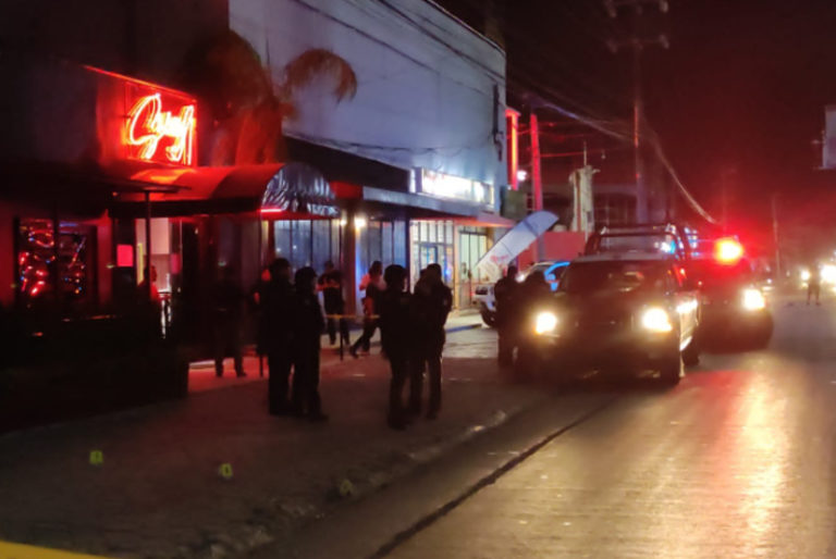 Sicarios balean a un hombre afuera de un bar en Playa del Carmen