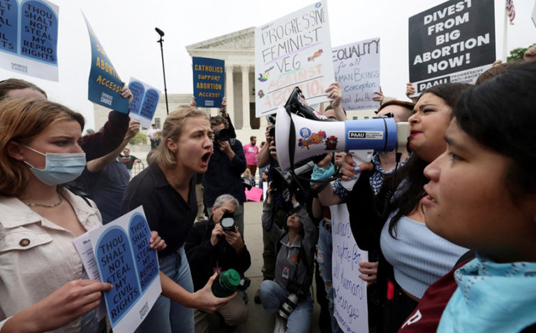 Biden pide a votantes defender el derecho “fundamental” al aborto en EU