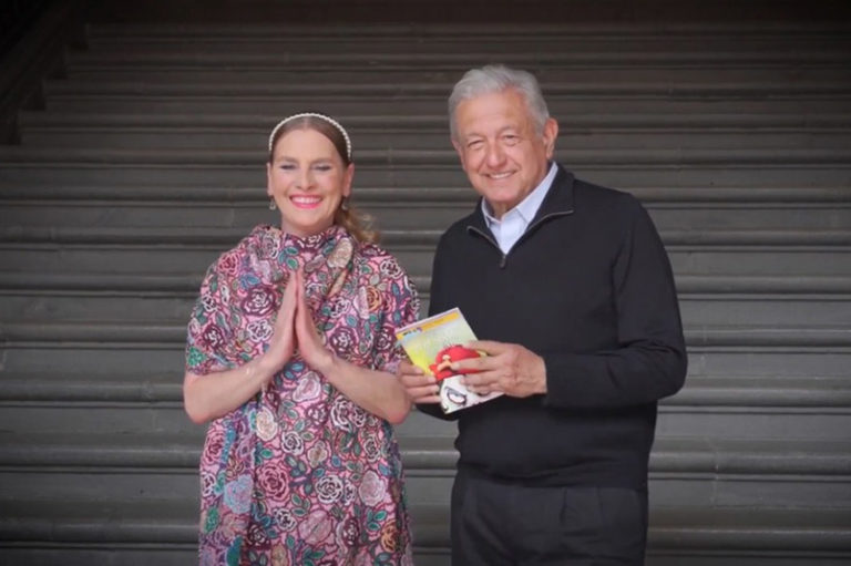 AMLO y Beatriz Gutiérrez leen un libro a niños en su día