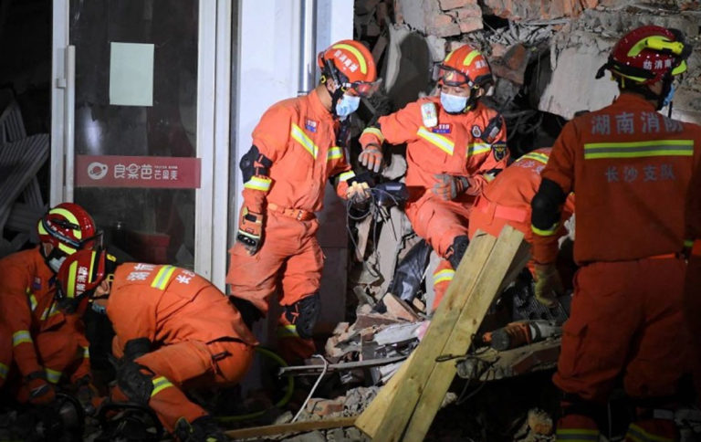 Rescatistas buscan a decenas de personas atrapadas entre los escombros, tras derrumbe de edificio en China