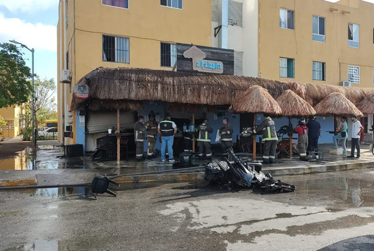 Se incendia bar La Palapita en Cancún