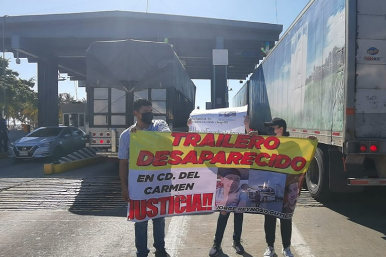 Familiares de trailero desaparecido protestan en el Puente del Zacatal