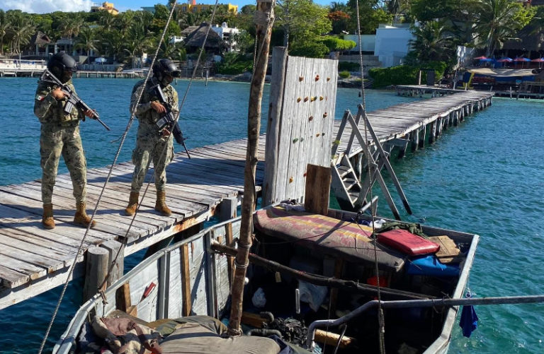 Aparece embarcación hechiza de presuntos migrantes cubanos en muelle de hotel en Isla Mujeres