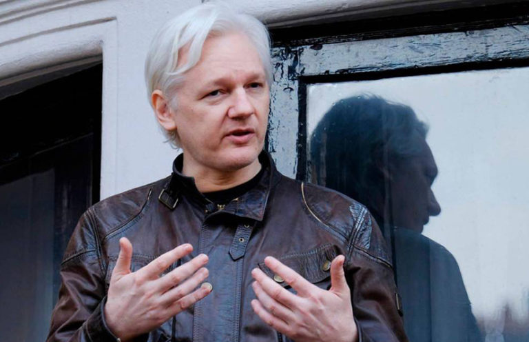 Diputados británicos piden a ministra rechazar la extradición de Julian Assange a EU