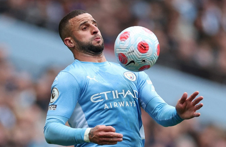 Captan a estrella del Manchester City cuando orinaba la pared de un hotel