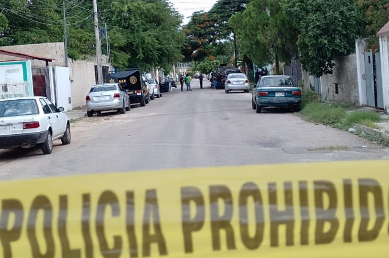 Cuatro hombres atacan con machete a dos personas en Mérida