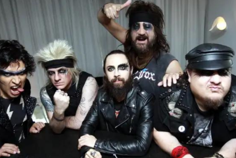 Moderatto denuncia robo de su equipo en la México- Puebla