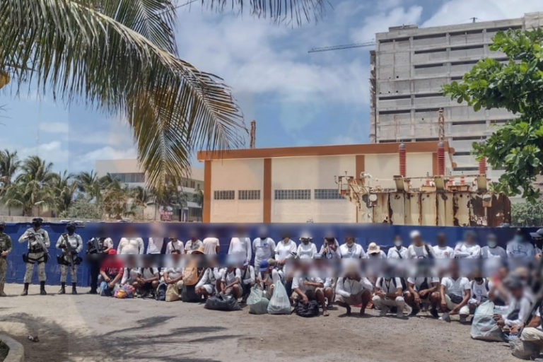 Arrestan a 51 ambulantes durante operativo en playas de la Zona Hotelera de Cancún