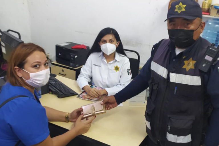 Policía apoya a mujer que perdió documentos y cartera