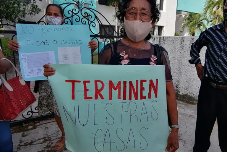 Habitantes protestan frente a Sedetus por incumplimiento de viviendas