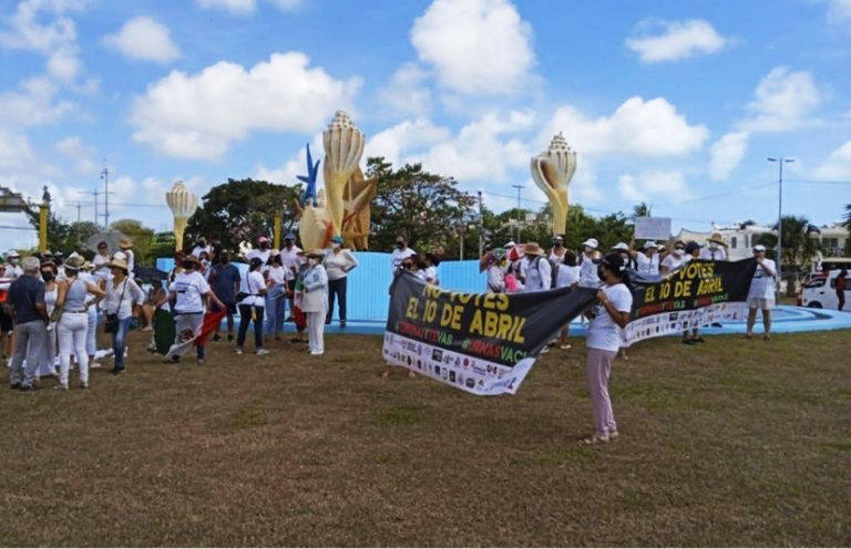 Ciudadanos de Cancún protestan contra la revocación de mandato