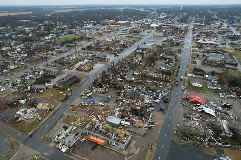 Tornado daña edificios en Kansas, hay varios heridos y dejó a más de 6 mil 500 personas sin electricidad