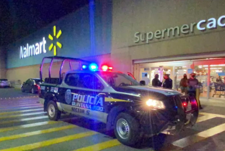 Sicario dispara frente a Walmart en la Región 97 de Cancún