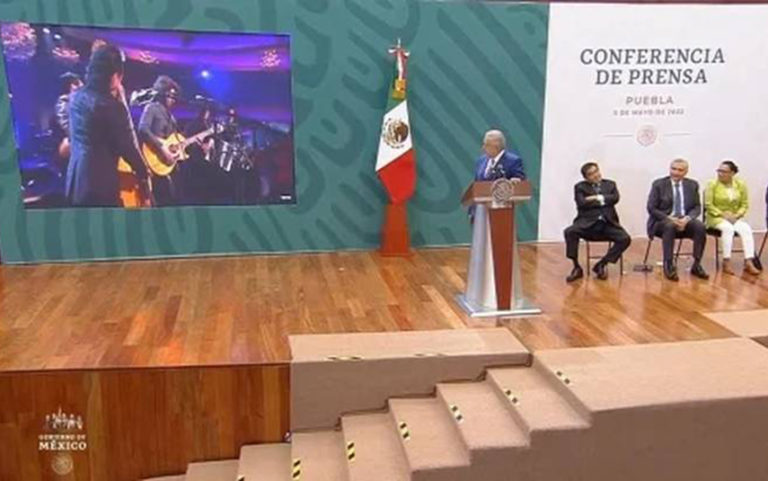 AMLO dedica canción de Los Tigres del Norte a Greg Abbott, gobernador de Texas