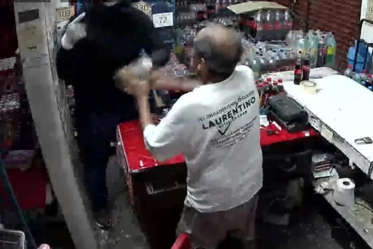 Ladrón lanza al suelo a un abuelito para asaltar tienda en Chetumal: VIDEO