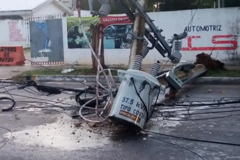 Trailero se da a la fuga tras derribar trasformador y postes de luz en Campeche