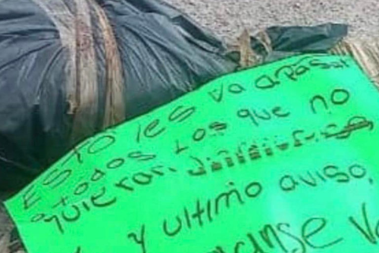 Abandonan tres cuerpos con narcomensaje en la vía corta de Bacalar