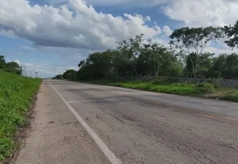 Cuatro jóvenes quedan lesionados tras volcadura en la carretera Calotmul-Tizimín