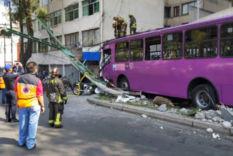 Reportan 21 heridos tras choque entre camión y tres autos sobre División del Norte