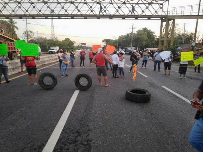 Bloquean carretera entre Ciudad del Carmen y Atasta para exigir justicia por joven hallado muerto y trailero desaparecido