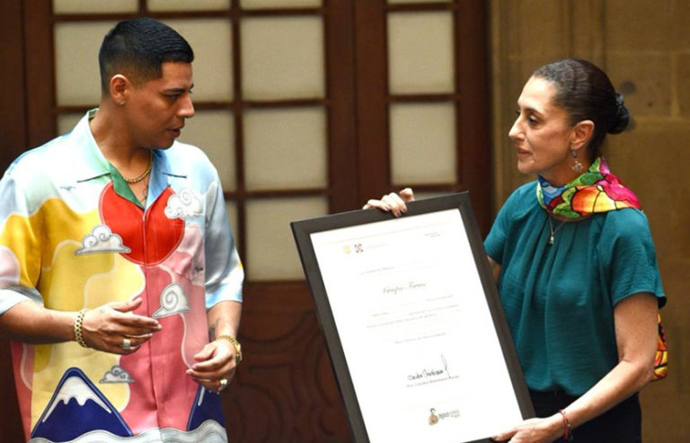 Claudia Sheinbaum entrega reconocimiento a Grupo Firme y anuncia concierto gratis en el Zócalo