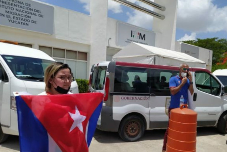 Cubanos denuncian discriminación de la nueva delegada del INM en Yucatán