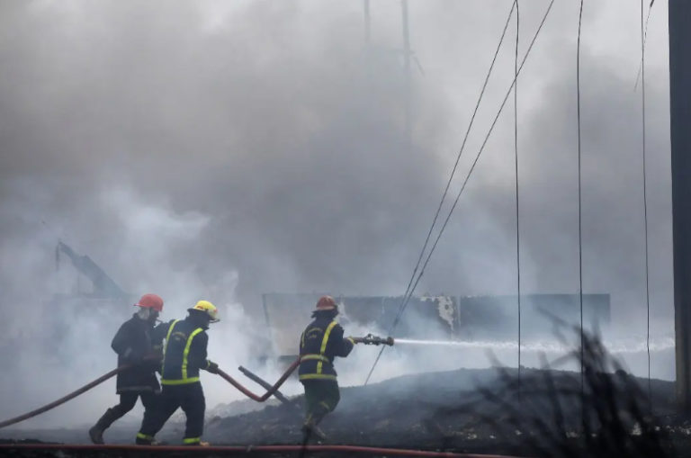 Extinguen incendio en Matanzas, Cuba; registran dos muertos y 14 desaparecidos