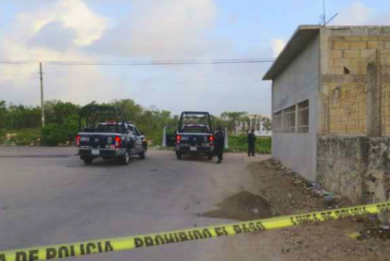 Abandonan cuerpo de un joven maniatado en Cancún