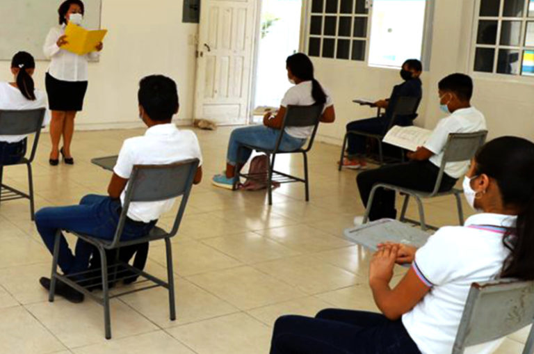 COVID-19 se propaga en 15 escuelas de Quintana Roo