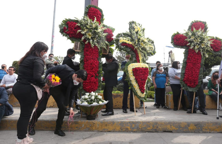 Víctimas del colapso de la Línea 12 del Metro regresan a la zona cero para exigir justicia