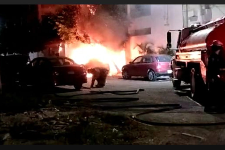 Incendio consume un automóvil estacionado en calles de Tulum