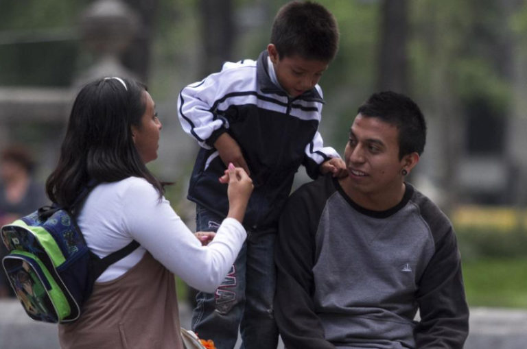 Inegi registra al 47% de mayores de 15 en México como padre de familia