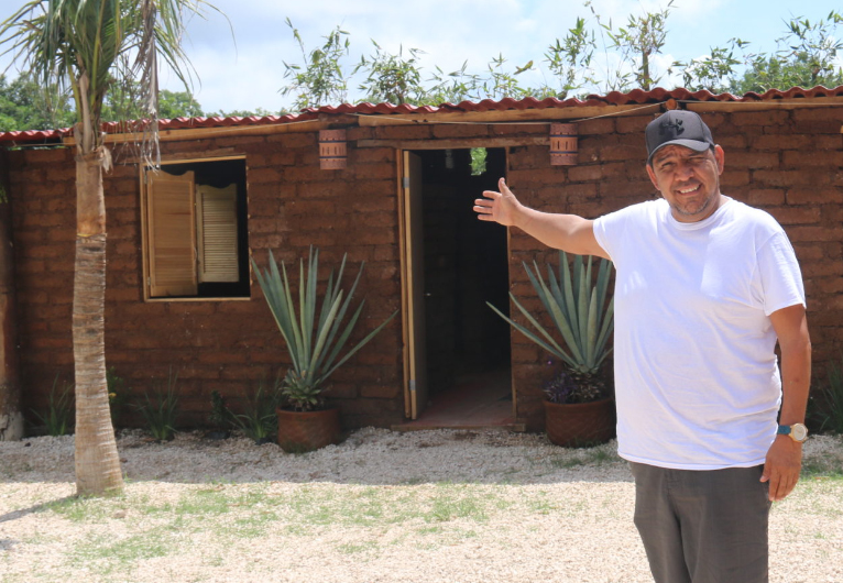 Mexicano construye casa con bloques de Sargazo en Quintana Roo