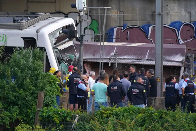 Choque de trenes en España deja un muerto y casi un centenar de heridos