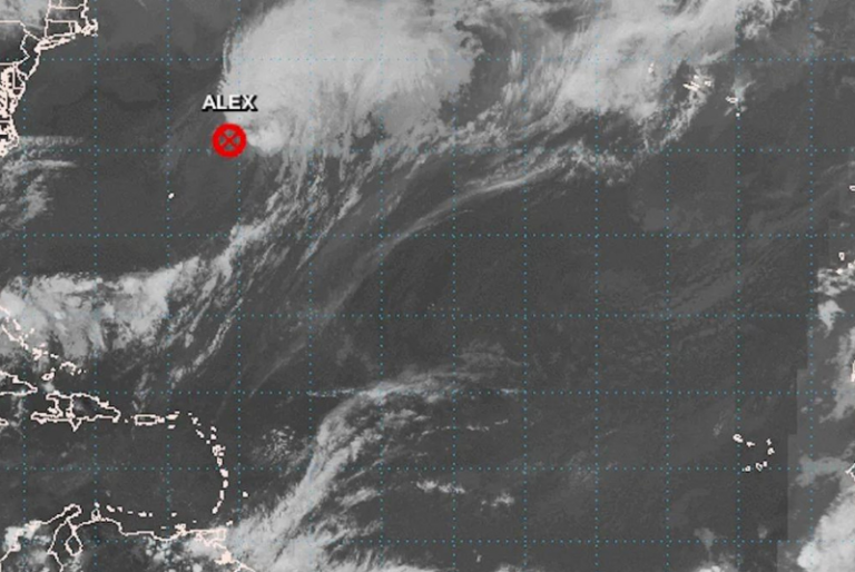 Alex se convierte en ciclón postropical en el Océano Atlántico
