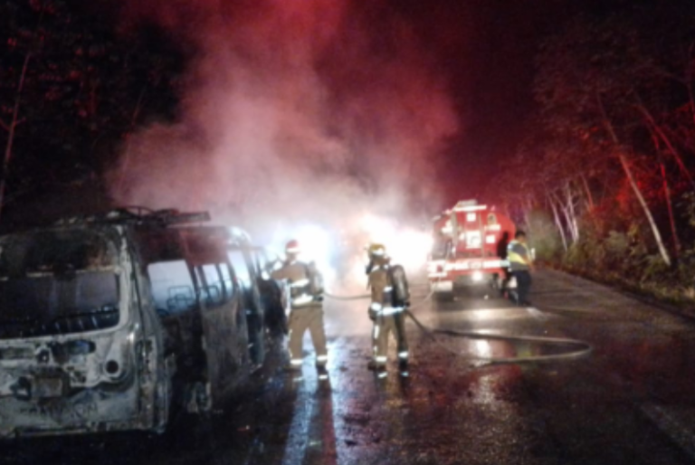 Un muerto y 14 lesionados tras incendiarse combi en la vía Playa del Carmen-El Tintal