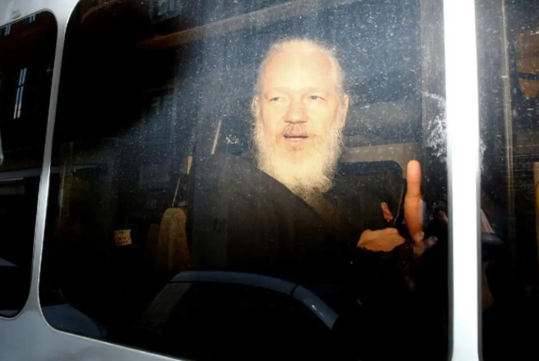 Reino Unido firma decreto para extradición de Julian Assange