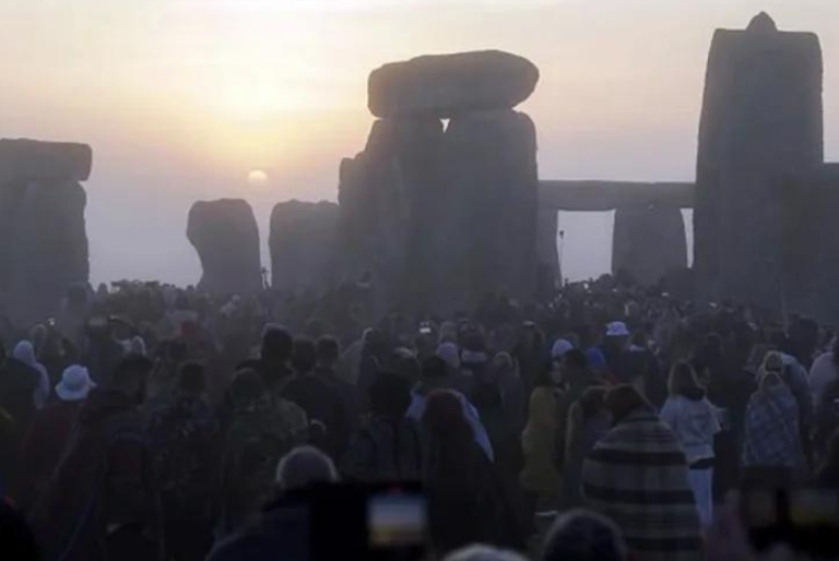 Multitud acude a Stonehenge para admirar el Solsticio de Verano