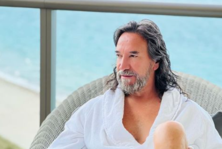 Marco Antonio Solís “El Buki” posa despreocupado en bata amarilla