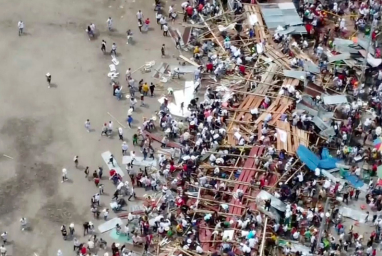 Se desploma grada en plaza de toros de Colombia; hay cuatro muertos