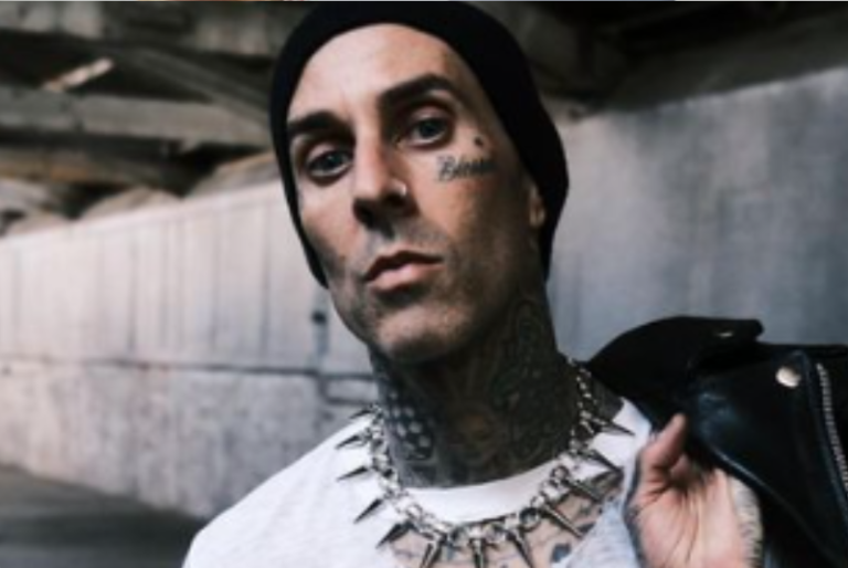 Hospitalizan de emergencia a Travis Barker, baterista de Blink-182, pide a Dios que lo salve