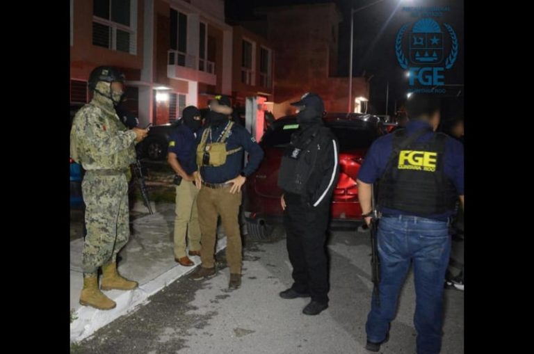 Fiscalía asegura más de 200 kilogramos de droga, un arma larga y equipo táctico en Cancún