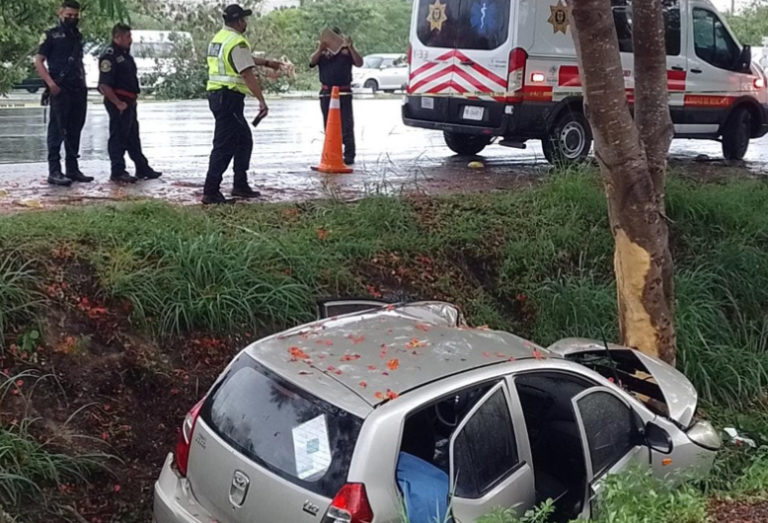 Muere mujer en accidente vehicular al salirse del periférico de Mérida