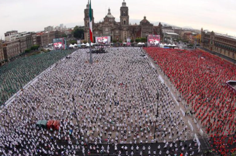 Miles de aficionados en el Zócalo imponen Récord Guinness en la clase de boxeo más grande del mundo