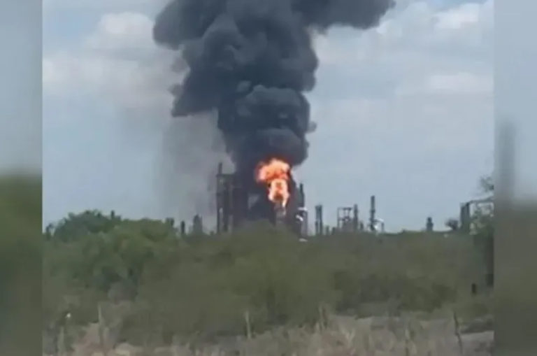 Se incendia refinería de Pemex en Cadereyta, Nuevo León